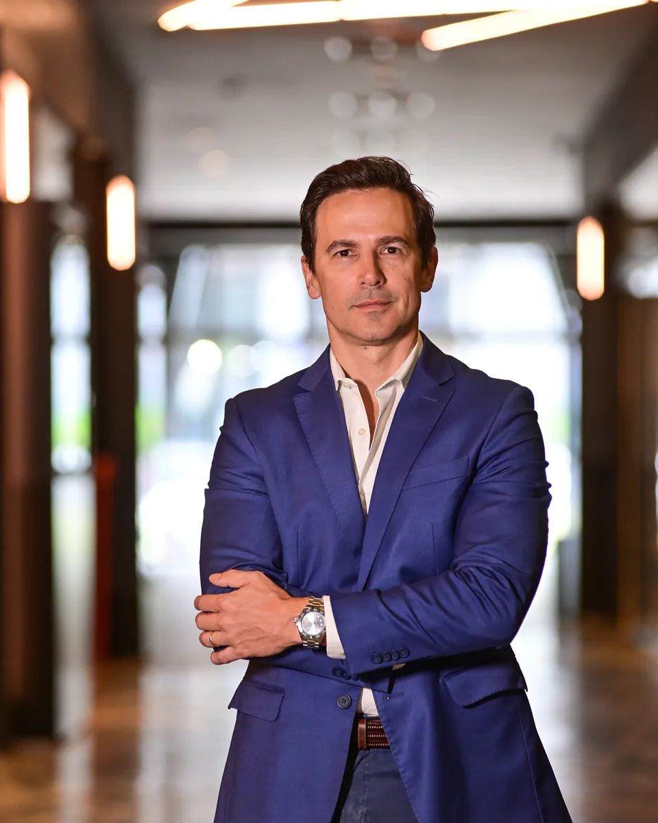 Dr. Andre Campana, médico angiologista e cirurgião vascular, na clínica em Vitória-ES